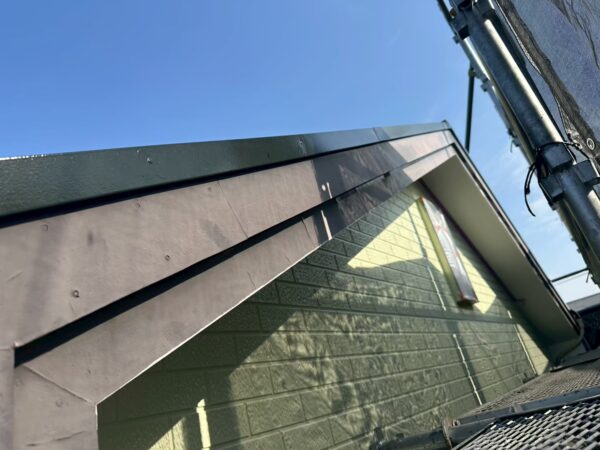 三浦市にて破風板のメンテナンス〈板金巻きによる補修〉の施工前写真