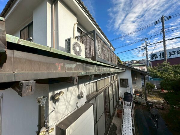 横浜市栄区にて雨樋修理〈銅板樋の穴あき〉の施工前写真