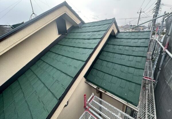 横浜市港南区にて屋根修理〈リクシルTルーフへのカバー工法〉の施工後写真