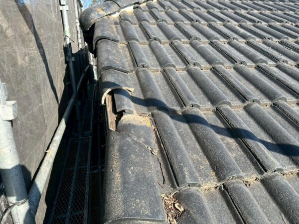 横浜市戸塚区にて葺き替え工事・雨樋修理〈雨樋の詰まりでお悩み〉の施工前写真