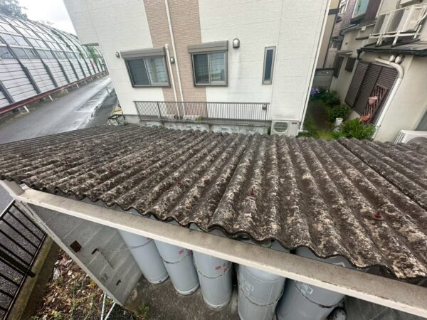 横浜市栄区にて屋根修理〈ガス貯蔵庫の屋根をガルバリウム波板へ張り替え〉の施工前写真