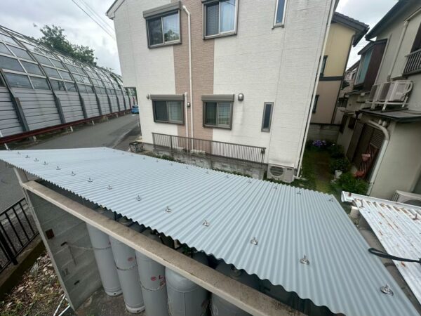 横浜市栄区にて屋根修理〈ガス貯蔵庫の屋根をガルバリウム波板へ張り替え〉の施工後写真