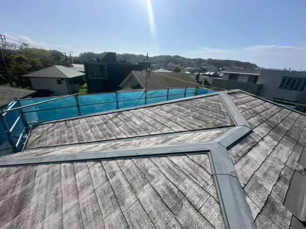 横浜市港南区にて屋根修理〈元旦ビューティーしがらみ・カバー工法〉の施工前写真